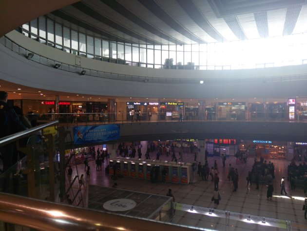 2階から撮影した水原駅舎内の風景